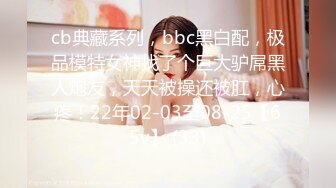 与顽皮可爱的小女友对着镜头做爱自拍非常主动