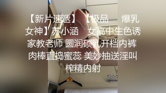 鞭打滴蜡调教大学生母狗