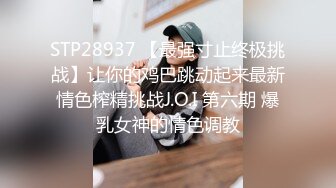 母狗翘着大屁股对着主人，只能求求主人快点送母狗高潮，可是本主就偏不给，淫水流的长长都是。