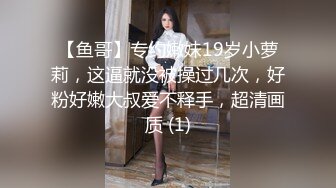 吃鸡少妇露脸手里拿着手机玩吃鸡游戏，嘴里叼着大鸡巴，开档肉丝情趣被小哥疯狂抽插还玩手机吃鸡，被小哥抠逼